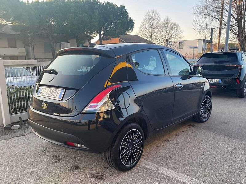 Lancia Ypsilon 3&ordf; serie 1.0 FireFly 5 porte S&S Hybrid Silver