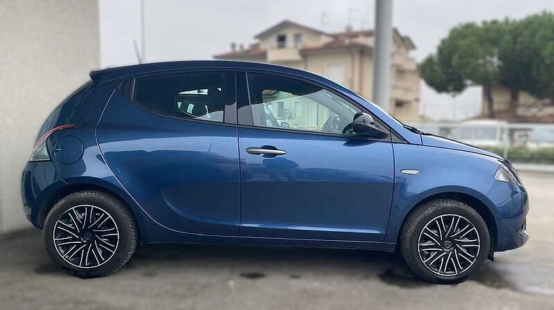 Lancia Ypsilon 3&ordf; serie 1.0 FireFly 5 porte S&S Hybrid Ecochic Silver