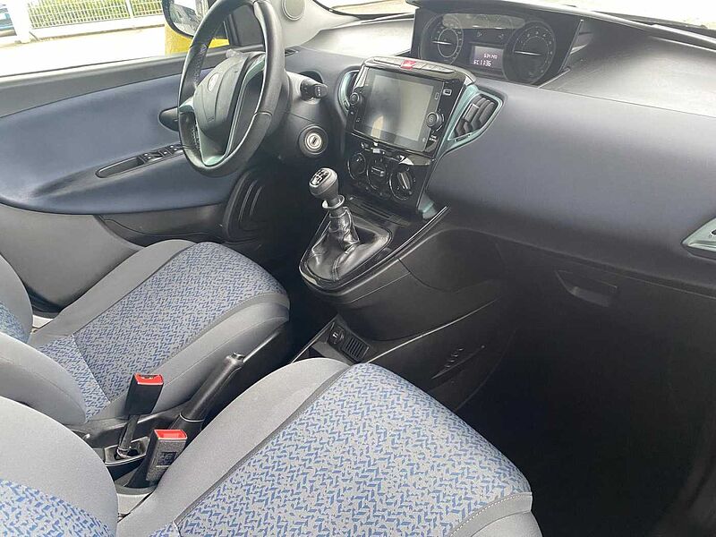 Lancia Ypsilon 3&ordf; serie 1.0 FireFly 5 porte S&S Hybrid Ecochic Silver